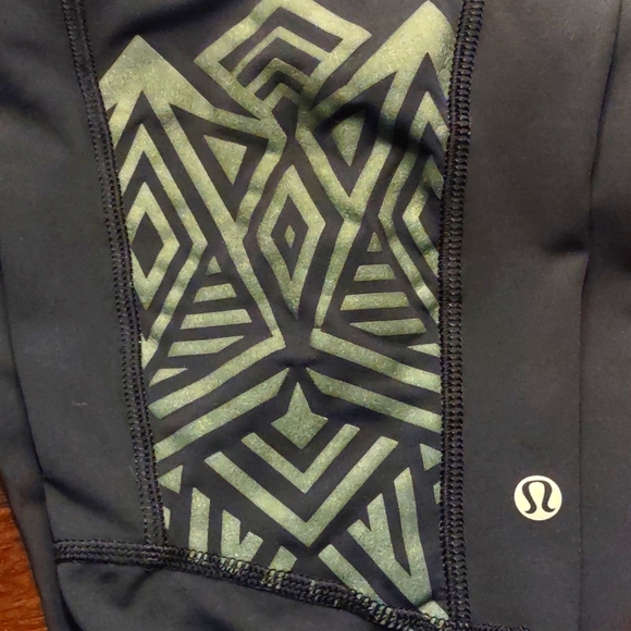 Lululemon Stash It Crop inkwell, Excellent Like new condition, Size 4 - Picture 4 of 8